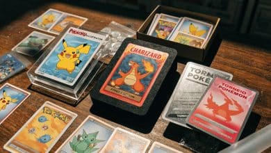 Composição editorial de cartas raras de Pokémon sobre uma mesa de colecionador, com Pikachu Illustrator, Charizard de primeira edição e cards promocionais de torneios em destaque.