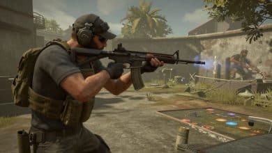 Arte de Counter-Strike 2 com um jogador em primeira pessoa segurando um rifle em um mapa competitivo, com equipamentos e cenário tático ao fundo.