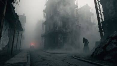 Uma rua deserta de Silent Hill coberta por névoa, com uma sirene ao longe, estruturas enferrujadas e uma figura misteriosa emergindo da escuridão, em clima de terror psicológico.